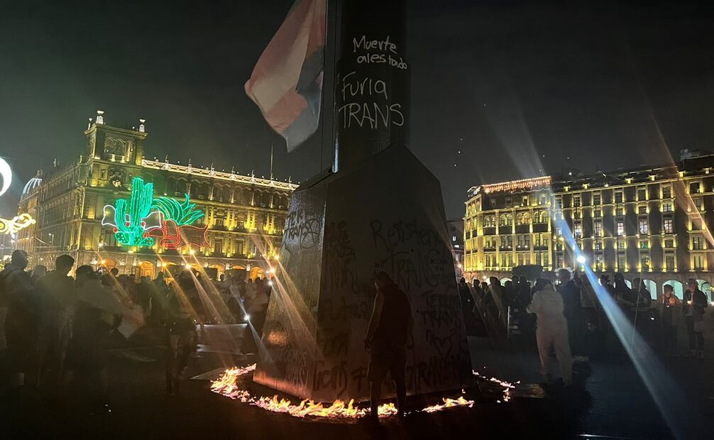 Se hicieron pintas alrededor del asta y en el piso de la plancha del Zócalo. Foto: Yalina Ruiz / EL UNIVERSAL