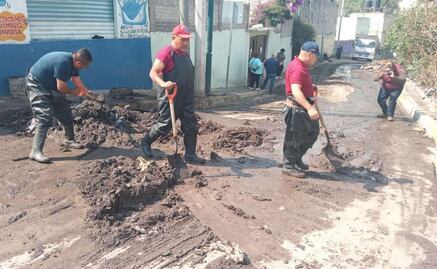 Tormenta arrastra lodo y basura en el Edomex; trabajadores del gobierno retiran 30 toneladas