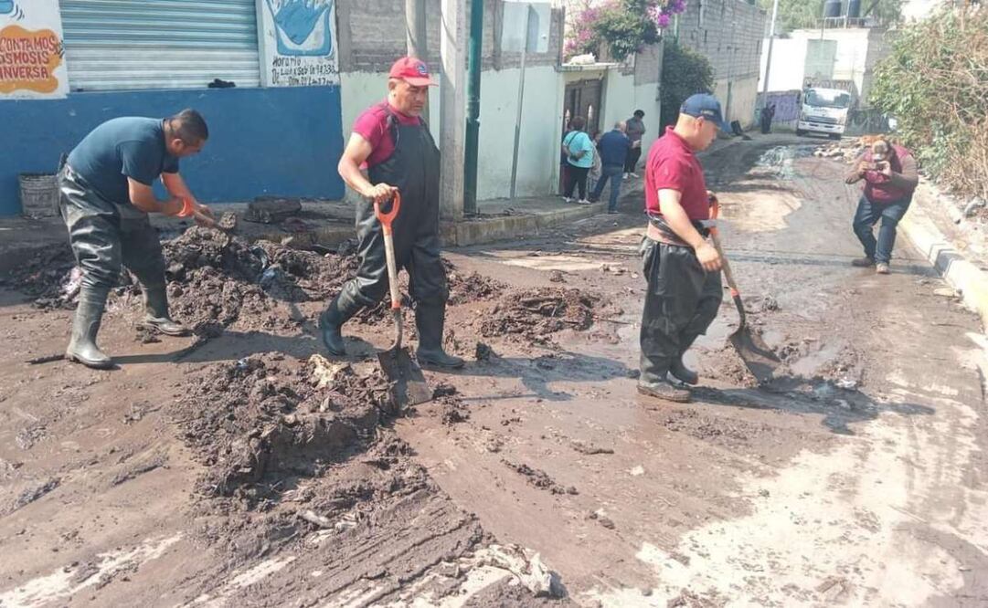Los habitantes durante la noche se dedicaron a sacar agua y lodo de las casas y también de la calle. Hasta tuvieron que contratar una máquina para que desalojara el lodo acumulado en la vía pública. Foto: Especial