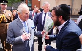 Rey Carlos III se reúne con víctimas de ataque con cuchillo en barrio judío de Londres; le preocupa aumento del antisemitismo