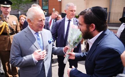 Rey Carlos III se reúne con víctimas de ataque con cuchillo en barrio judío de Londres; le preocupa aumento del antisemitismo