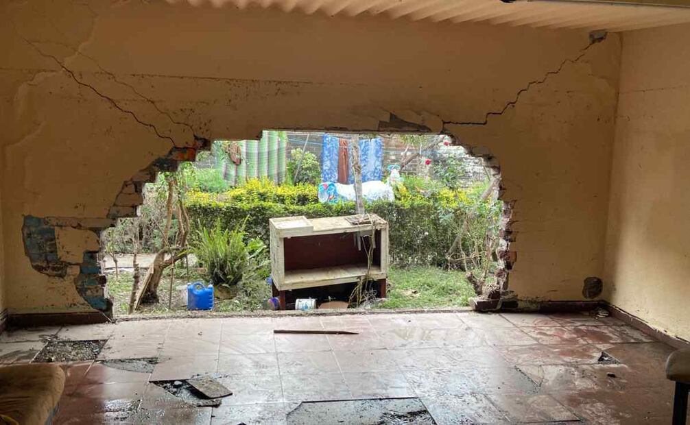 En el domicilio de la familia López Gonzalez, una casa de tres pisos, la gran cantidad de agua derrumbó parte de su vivienda donde un cuarto completo quedó entre escombros y lodo por lluvias del 16 de septiembre de 2024. Foto: Juan Carlos Williams/EL UNIVERSAL