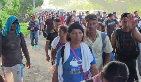 Tercera caravana migrante avanza a Huixtla, Chiapas