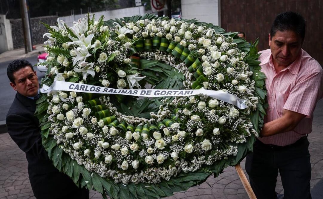 El expresidente Carlos Salinas de Gortari envió una corona de flores con su nombre.Fotografía: Diego simón/ EL UNIVERSAL