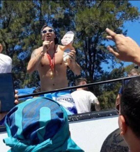 Dibu Martínez continúa con las polémicas y se burla de Mbappé con un bebé de juguete