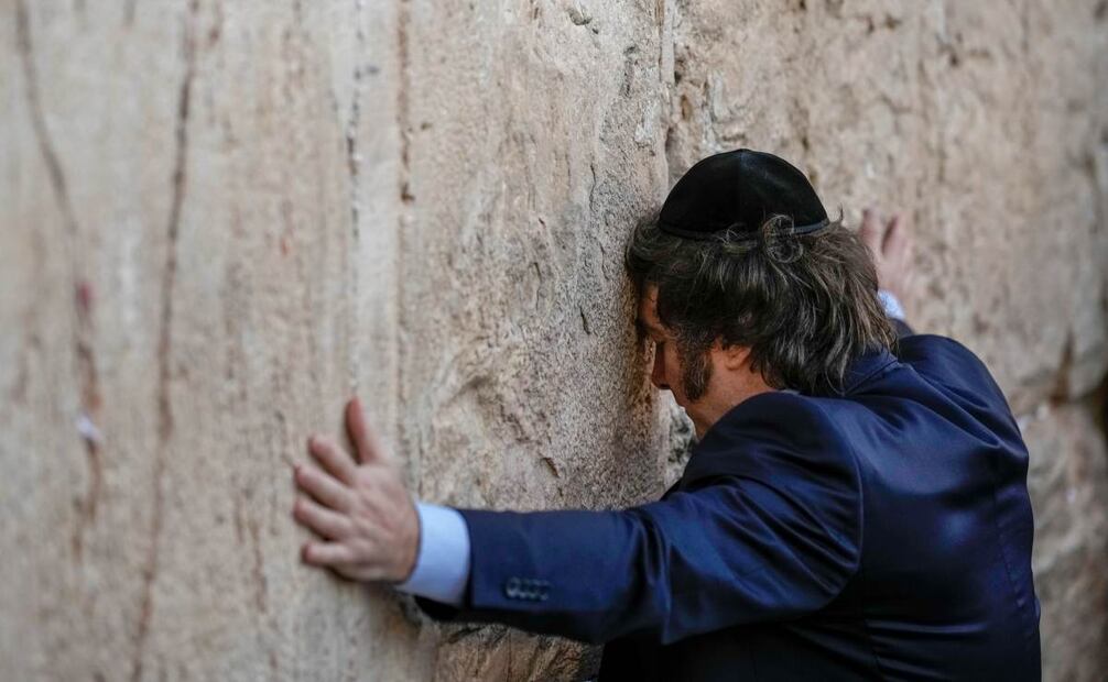 Javier Milei ora en el Muro de los Lamentos en la Ciudad Vieja de Jerusalén. (10/12/24) Foto: AP