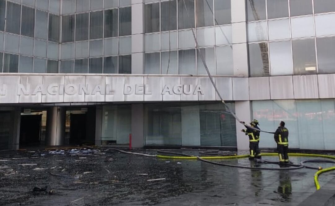 Elementos de la Semar acudieron a apoyar en el incendio del edificio de Conagua. Foto: Especial