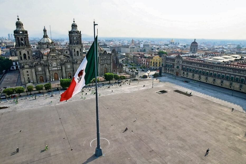 Durante las obras se sustituyó el asfalto del circuito que circunda la plancha del Zócalo por bloques de concreto tipo loseta. Foto: Especial