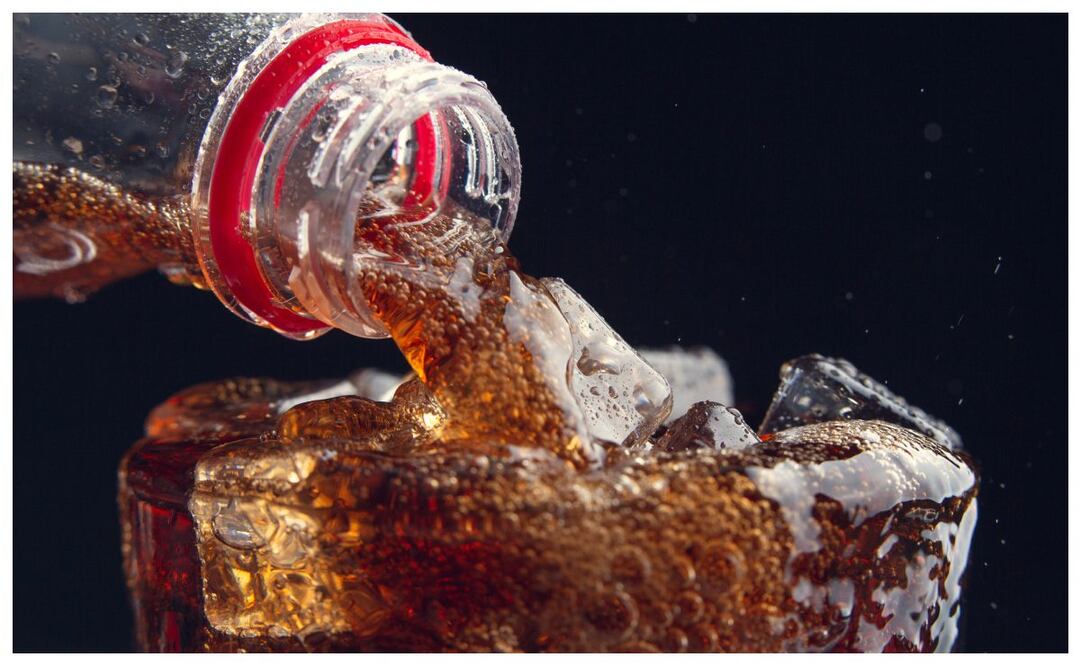 Profeco evidenció la cantidad de azúcares que contienen por envase refrescos en presentación menor a un litro. Imagen: Freepik