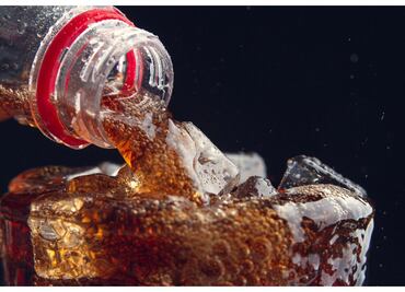 "Dulzómetro" de la Profeco señala a Dr. Pepper y Red Cola como los refrescos con más azúcar