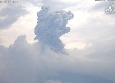 Volcán de Colima lanza fumarola de 2.2 km con ceniza