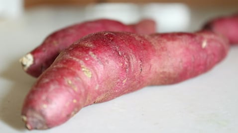 El tipo de tubérculo que es ideal para acompañar carnes y quita el dolor muscular