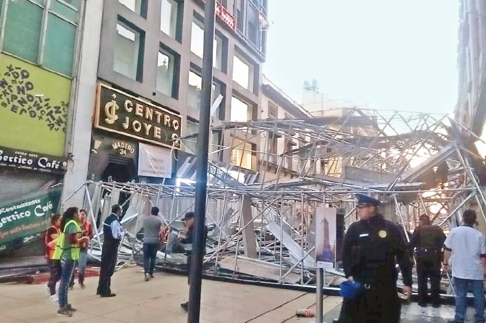 Accidente. La estructura metálica estaba en la fachada de un centro joyero, sobre la que hacían trabajos de rehabilitación (ESPECIAL)