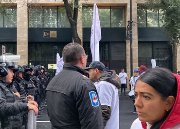 Pese a tensión con policías, madereros llegan al Zócalo capitalino