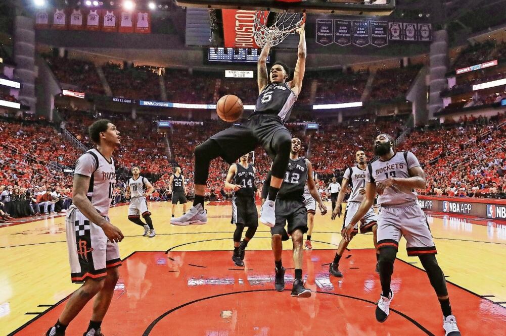 Los Rockets no hallaron la forma de frenar a Spurs (RONALD MARTINEZ. AFP)