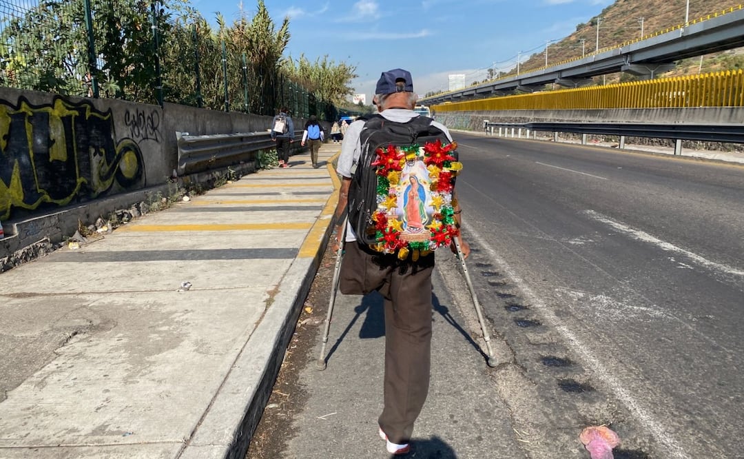 Con mucha Fé, cientos de Peregrinos provenientes de diversos estados, municipios y localidades, avanzan por calzada Zaragoza para llegar a la Basílica de Guadalupe.
Foto: Emilio Fernández | El Universal