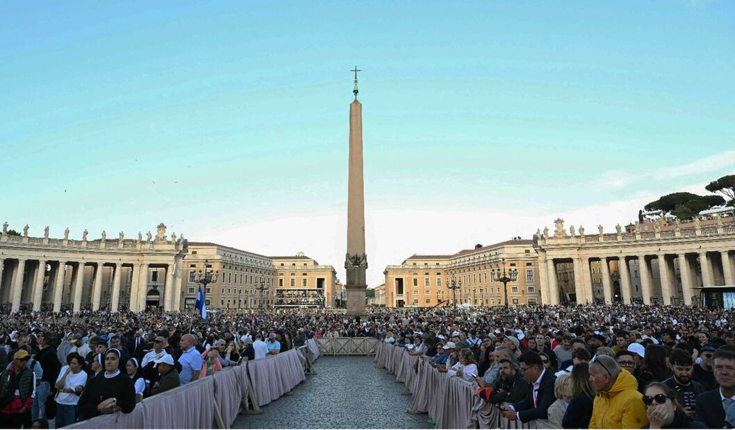Fieles esperan el inicio del cónclave para elegir al nuevo Papa, en la Plaza de San Pedro del Vaticano, el 7 de mayo de 2025. Foto: AFP