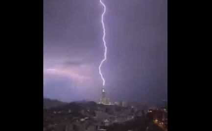 VIDEO: Tormentas y vientos huracanados azotan La Meca; rayo cae sobre icónico hotel en Arabia Saudita