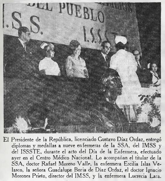 Gustavo Díaz Ordaz fue pionero con su asistencia a la ceremonia de reconocimiento por el Día de la Enfermera. Durante la conmemoración del 6 de enero de 1967, el mandatario dio medalla a nueve enfermeras, acompañado por funcionarios de salud. Foto: Hemeroteca EL UNIVERSAL.