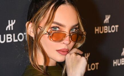 Belinda deslumbra en mini short de mezclilla y chamarra acolchada rosa