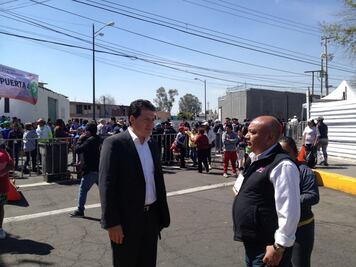Feligreses realizan largas filas en accesos de la Basílica de Guadalupe