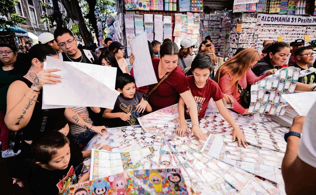Mamás y papás recorren la calle de Mesones en busca de precios bajos para surtir la lista de útiles escolares, incluida la mochila. Foto: Diego Simón Sánchez / EL UNIVERSAL
