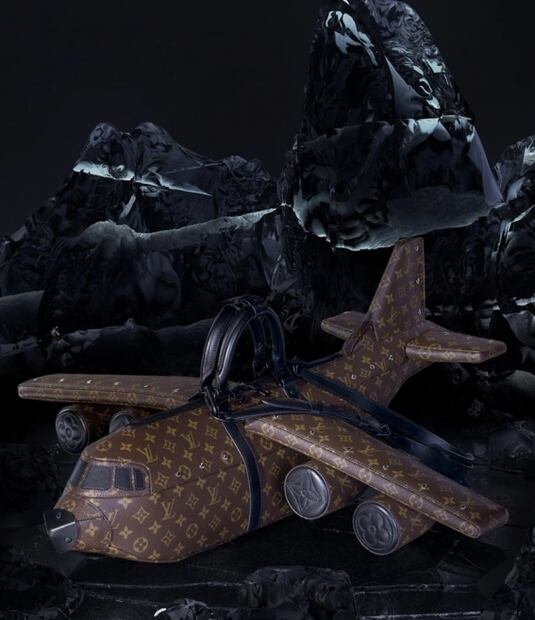 Louis Vuitton lanza bolso con forma de avión, su precio causa polémica