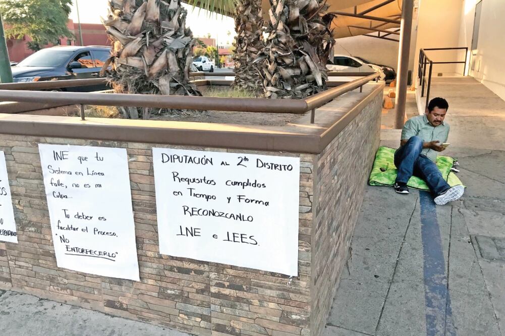 El aspirante independiente a diputado propietario por el Distrito 2 se encuentra afuera del Instituto Estatal Electoral, asegura que no comerá hasta que se le respeten sus derechos de votar y ser votado. Foto: AMALIA ESCOBAR. EL UNIVERSAL