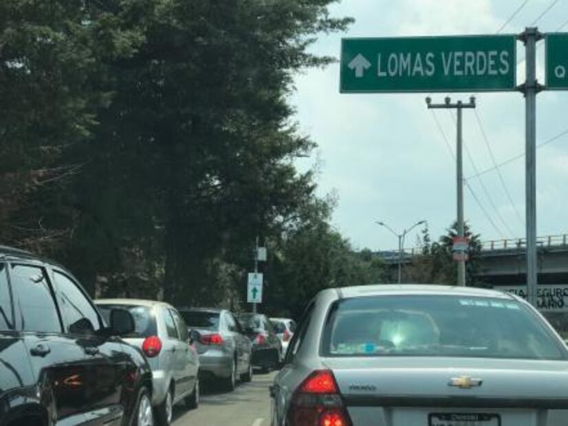 Fuga de agua genera caos y desabasto en Lomas Verdes