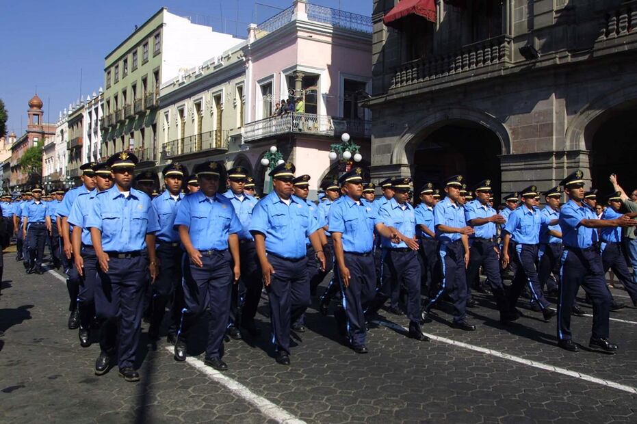 En el 2003 se presentó en el estado de Puebla un grupo de policías “antimordida” para vigilar que en las calles no se cayera en corrupción. Archivo EL UNIVERSAL.