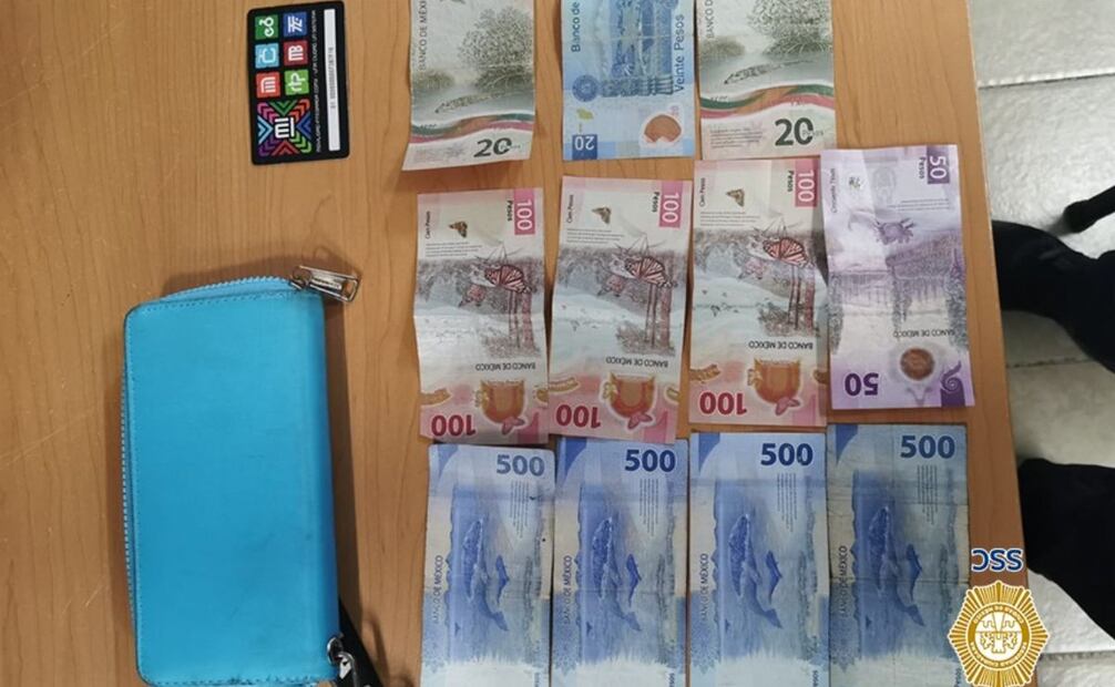 Al realizarle una revisión le encontraron una cartera color azul con tarjetas y dinero de la victima. Foto: Especial.