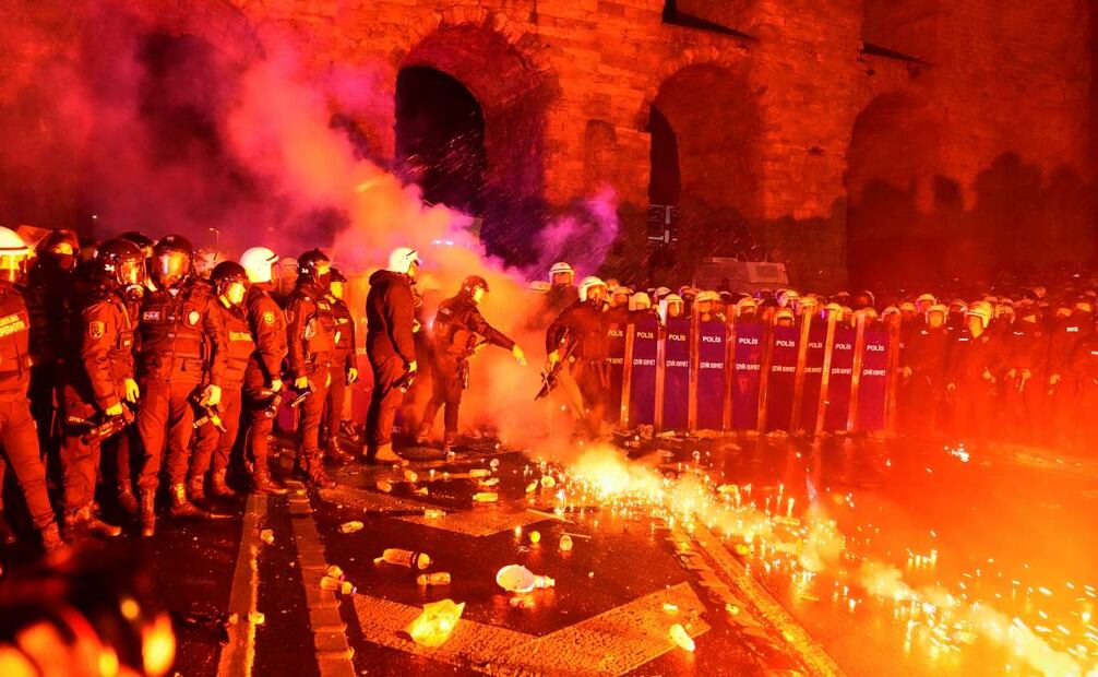 Agentes de la policía patean una bengala lanzada por manifestantes durante enfrentamientos en una protesta contra el arresto del alcalde de Estambul, Ekrem Imamoglu, en Estambul, Turquía, el viernes 21 de marzo de 2025. Foto: AP
