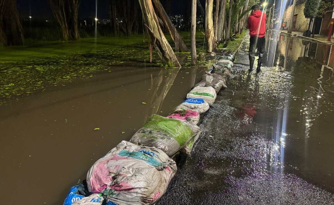 Lluvias provocan desbordamiento de canal en colonia La Conchita, Tláhuac (28/07/2025). Foto: Juan Carlos Williams / EL UNIVERSAL
