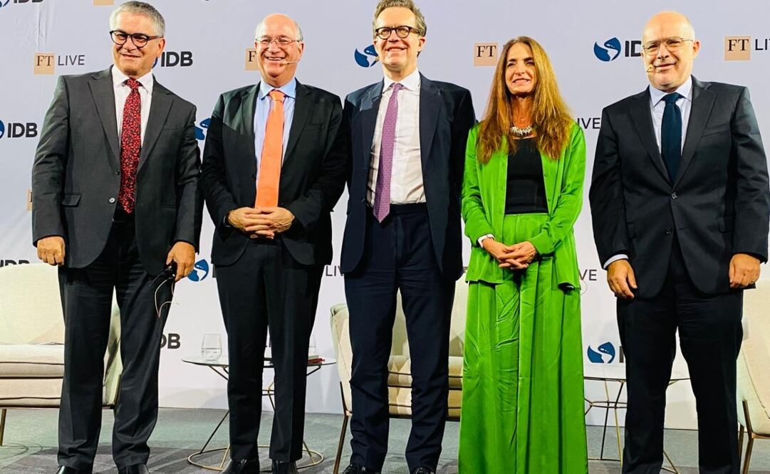 De izquierda a derecha: el ministro de Hacienda de Chile, Mario Marcel; el
presidente del BID, Ilan Goldfajn, al centro el moderador; Lorenza Martínez, vicepresidenta de Operaciones de Intercam y Rodrigo Valdez, director del departamento del Hemisferio Occidental del FMI. Foto: Leonor Flores - EL UNIVERSAL
