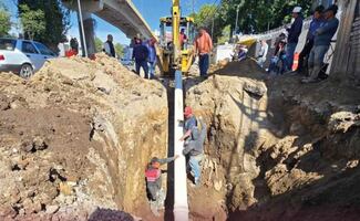 Continúa cerrada parcialmente la Avenida Primero de Mayo, en Naucalpan, por reparación de fuga; recomiendan usar vías alternas