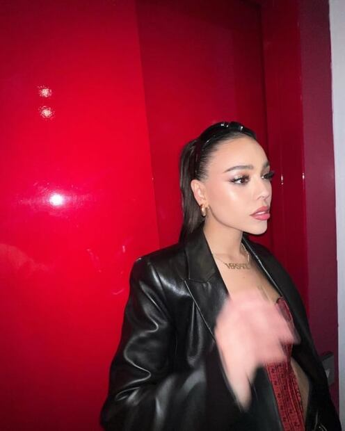 Danna Paola deslumbra con corset rojo y total look de cuero
