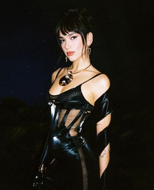 Dua Lipa conquista Instagram con mini vestido de látex