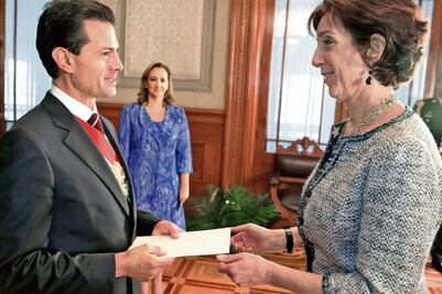 Da EPN bienvenida a nuevos embajadores