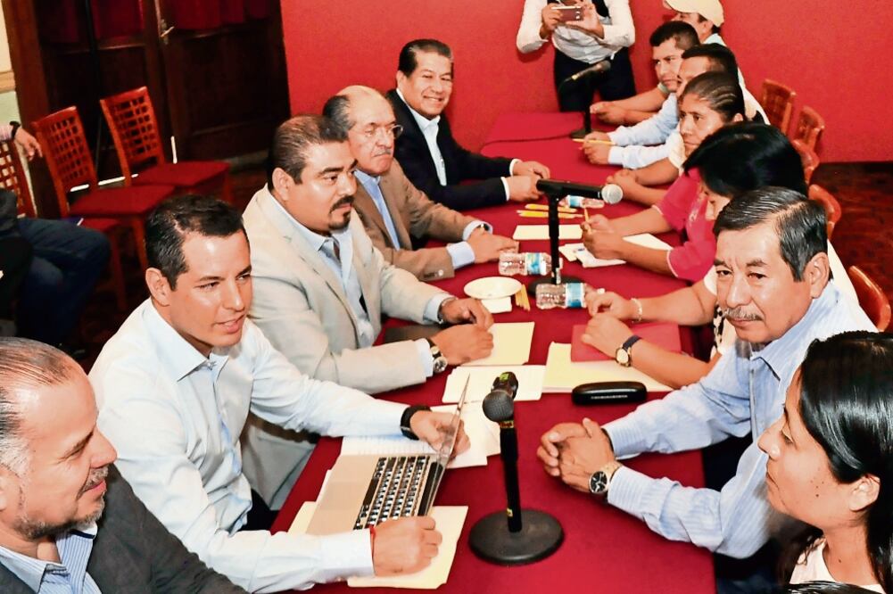 El gobernador Alejandro Murat Hinojosa se reunió durante cinco horas con integrantes de la Sección 22 de la CNTE, encabezados por el dirigente magisteria l Rubén Núñez Ginez. (CORTESÍA DEL IEEPO)