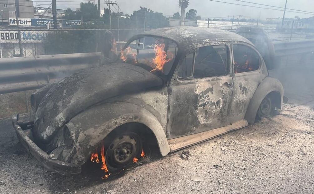 Incendio de un Volkswagen en la carretera México-Pachuca a la altura del kilómetro 13. Foto: Especial
