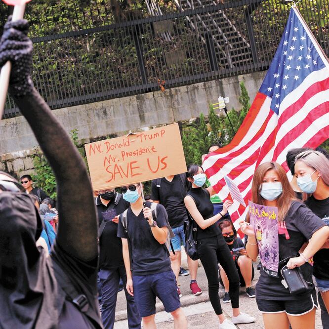 Varios manifestantes prodemocracia marcharon por la zona financiera con banderas de Estados Unidos para solicitar al país que abogue por Hong Kong. Foto/ANUSHREE FADNAVIS. REUTERS