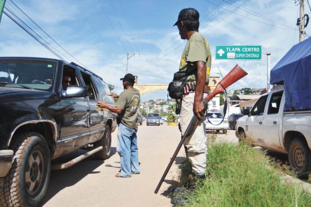Los comunitarios y autodefensas se congregaron en el arco de bienvenida de la ciudad, donde instalaron un retén de supervisión. (SALVADOR CISNEROS. EL UNIVERSAL)