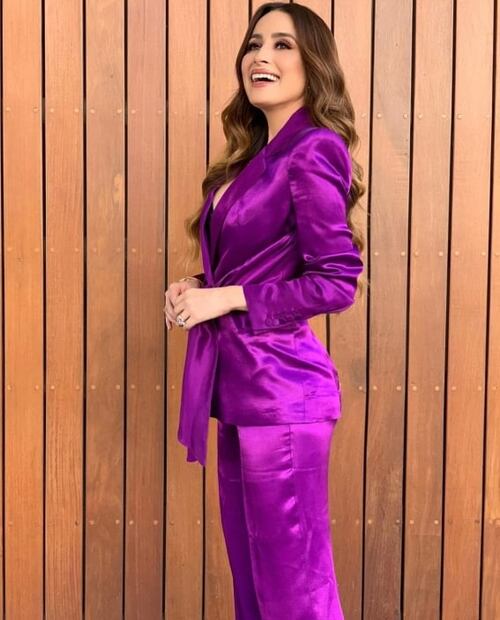 Cynthia Rodríguez derrocha estilo en traje color violeta