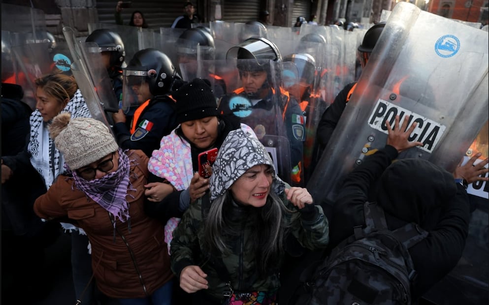 Maestros de la CNTE protestan en los alrededores de Palacio Nacional en demanda de la abrogación de la Ley del ISSSTE 2007 en la Ciudad de México, el 13 de noviembre de 2025. Foto: Gabriel Pano/EL UNIVERSAL