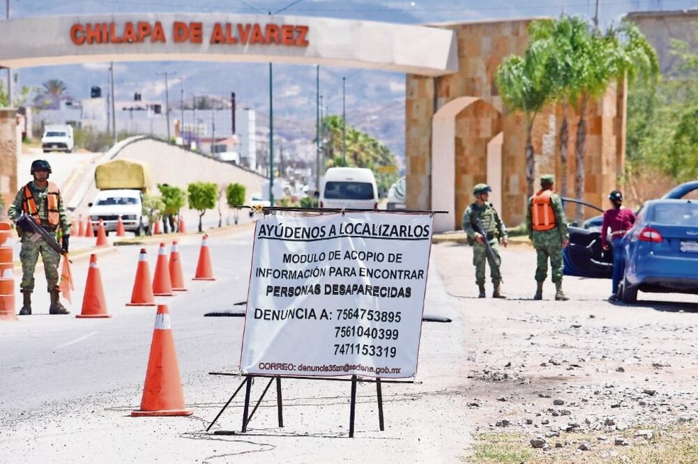 En el arco que da la bienvenida a Chilapa, militares tienen un retén donde revisan los autos, pero la atención está en los taxis y en las motocicletas, porque el domingo 12 de marzo en la zona un auto comenzó a incendiarse. (SALVADOR CISNEROS)
