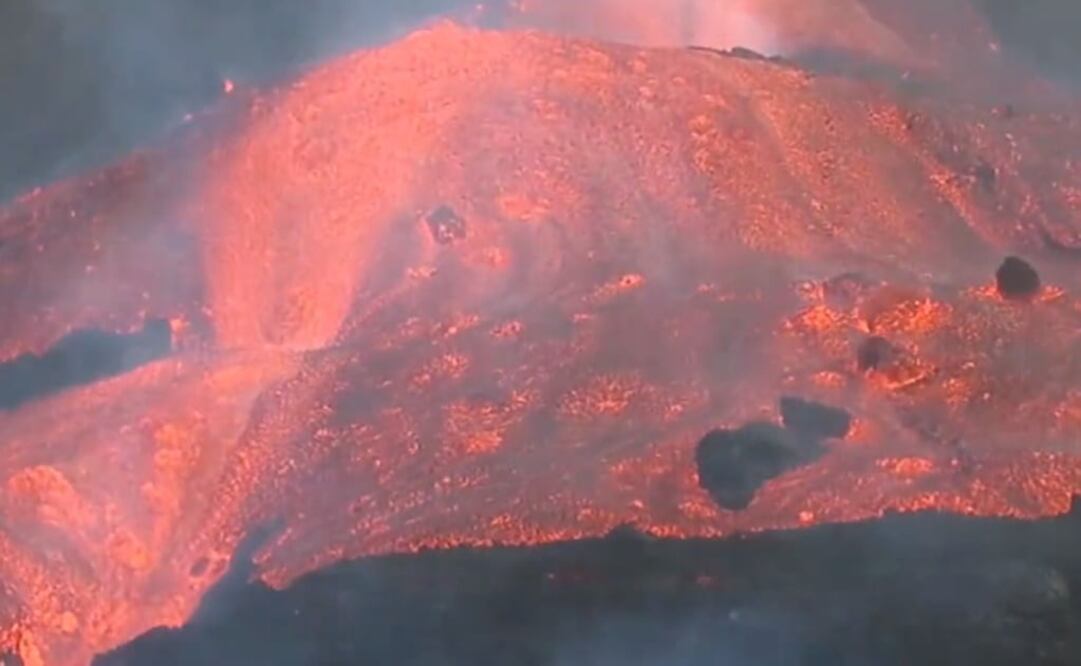 Fue captado un video donde se ve el avance de la colada de lava en el barrio de La Laguna.  Foto: Tomada del video