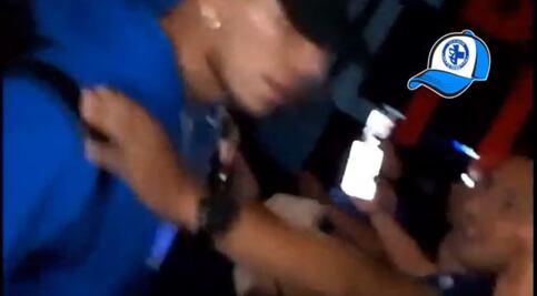 VIDEO: Carlos Salcedo amenazó con 'cabecear' a un aficionado del Cruz Azul en Guadalajara