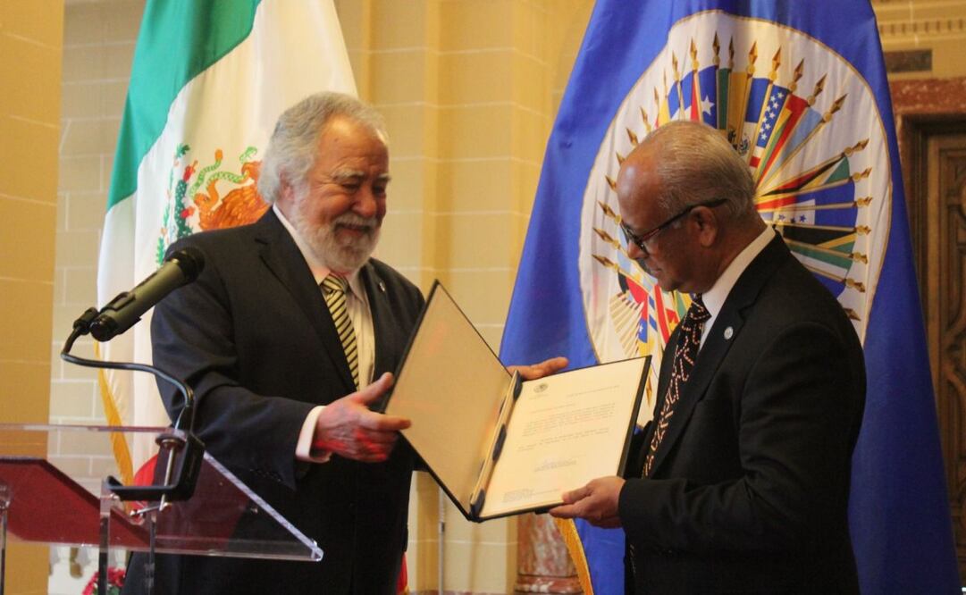 Alejandro Encinas, representante permanente de México ante la OEA, presentó este miércoles 17 de diciembre de 2025 sus cartas credenciales al Secretario General Albert R. Ramdin, durante una ceremonia realizada en la sede de la Organización en Washington, DC. Foto: Especial