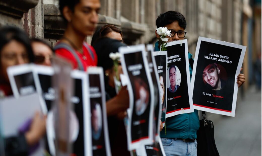 Integrantes del Instituto de las Mujeres para la Migración se manifestaron afuera de Palacio Nacional para exigir justicia por las víctimas del incendio en la estación migratoria de Ciudad Juárez, hace dos años, el 27 de marzo de 2025. Foto: Diego Simón Sánchez/EL UNIVERSAL