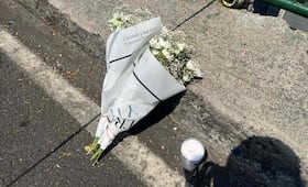 Con flores y una veladora sobre Calzada de Tlalpan, realizan homenaje a colaboradores de Clara Brugada asesinados; área sigue custodiada